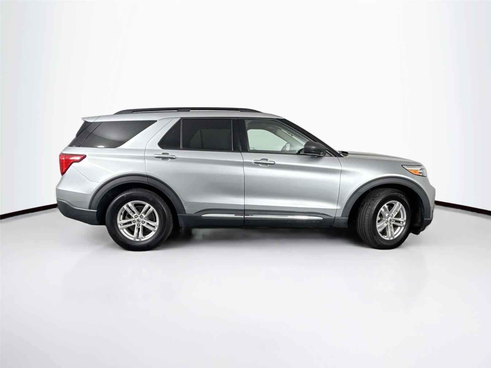 2020 Ford Explorer XLT photo 3