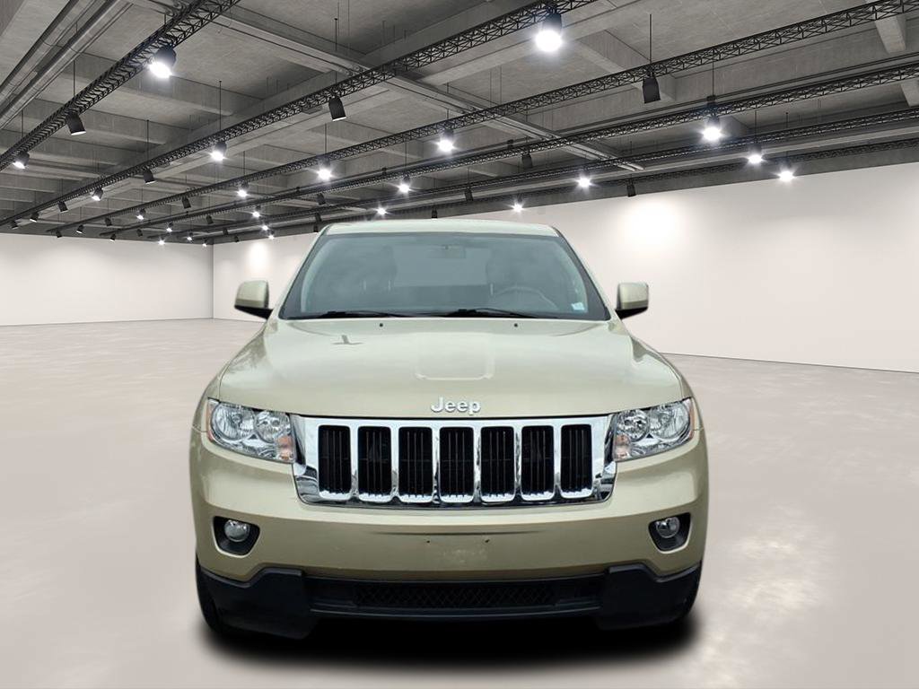 2011 Jeep Grand Cherokee Laredo photo 2
