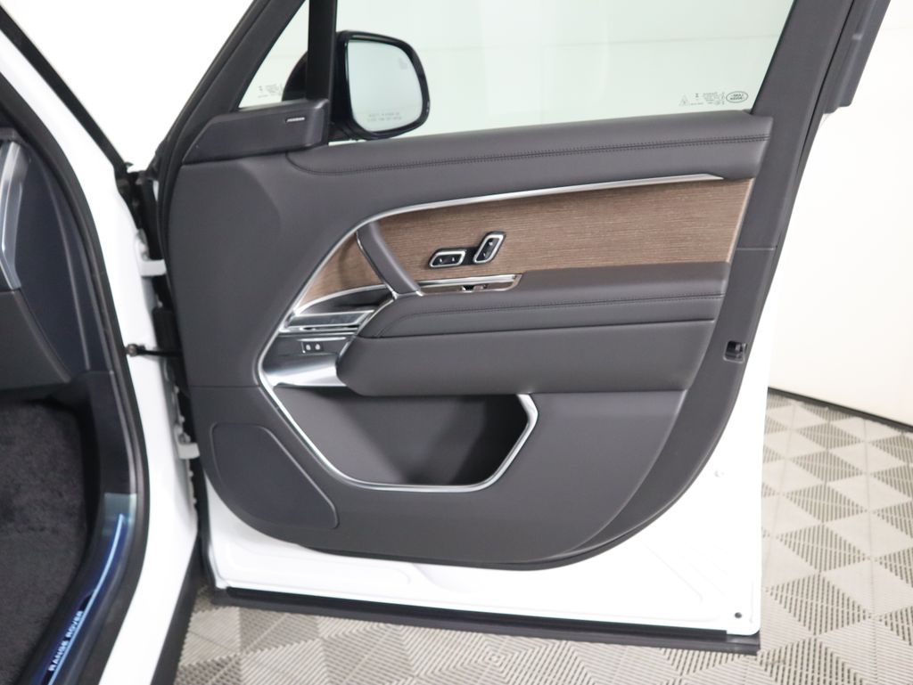 2025 Land Rover Range Rover SE photo 21