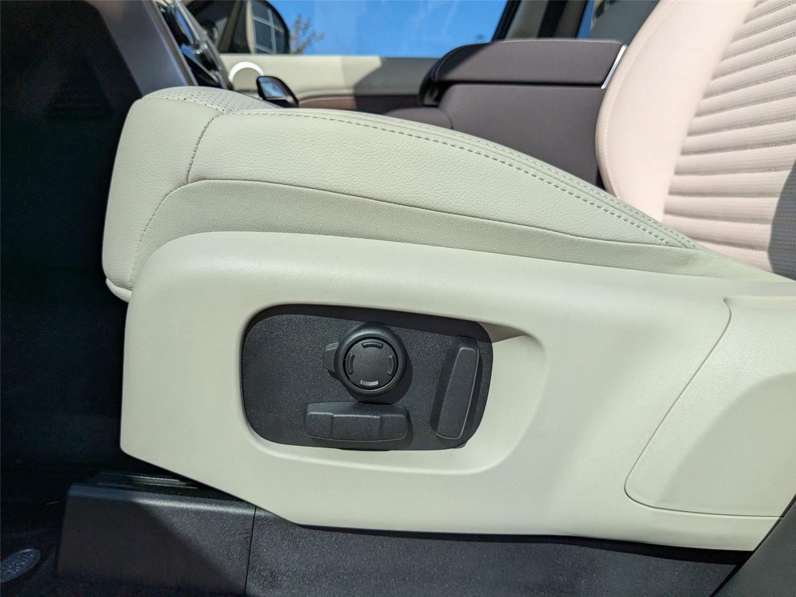 2025 Land Rover Discovery SE photo 12