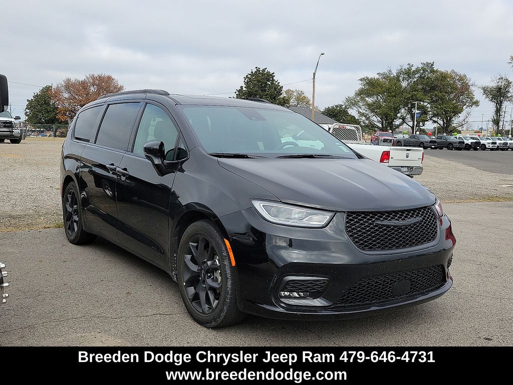 2025 Chrysler Pacifica Limited's photo