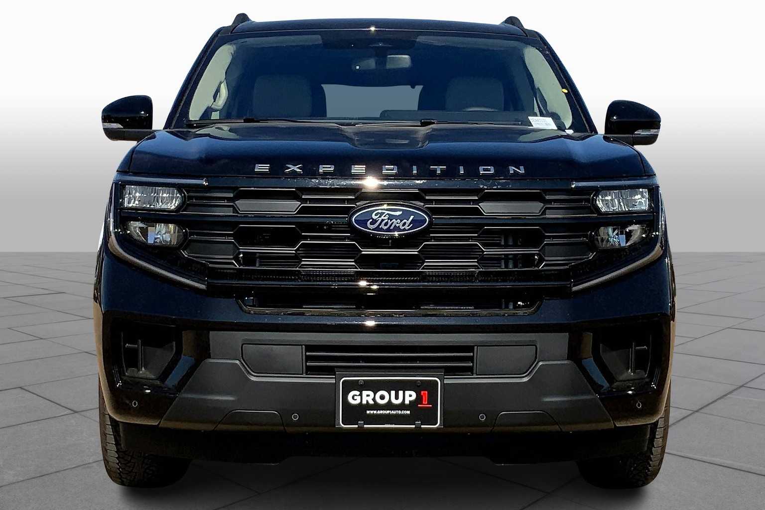 2025 Ford Expedition photo 2