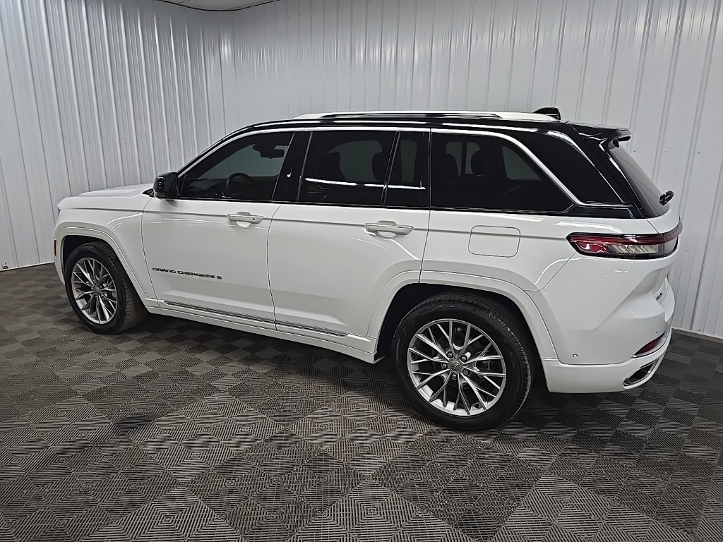 2023 Jeep Grand Cherokee Summit photo 3