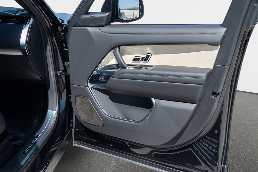2025 Land Rover Range Rover SV photo 20