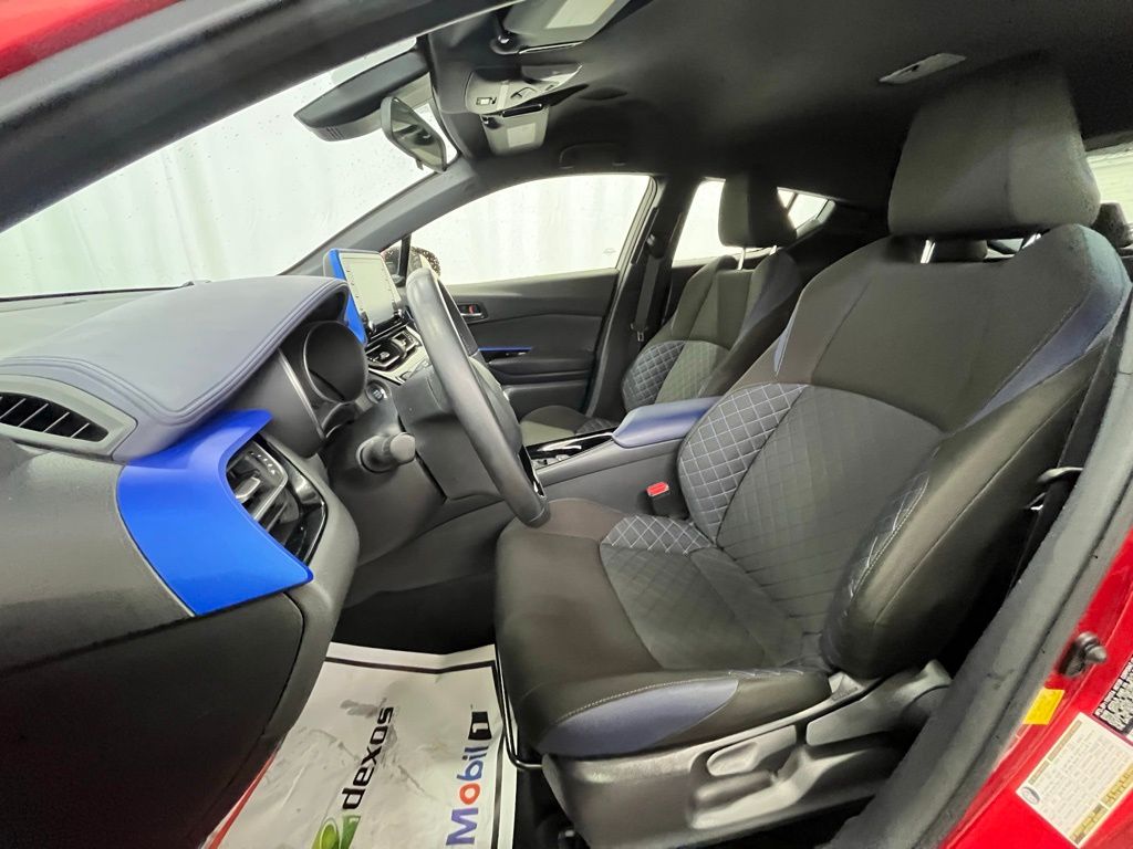 2020 Toyota C-HR XLE photo 9