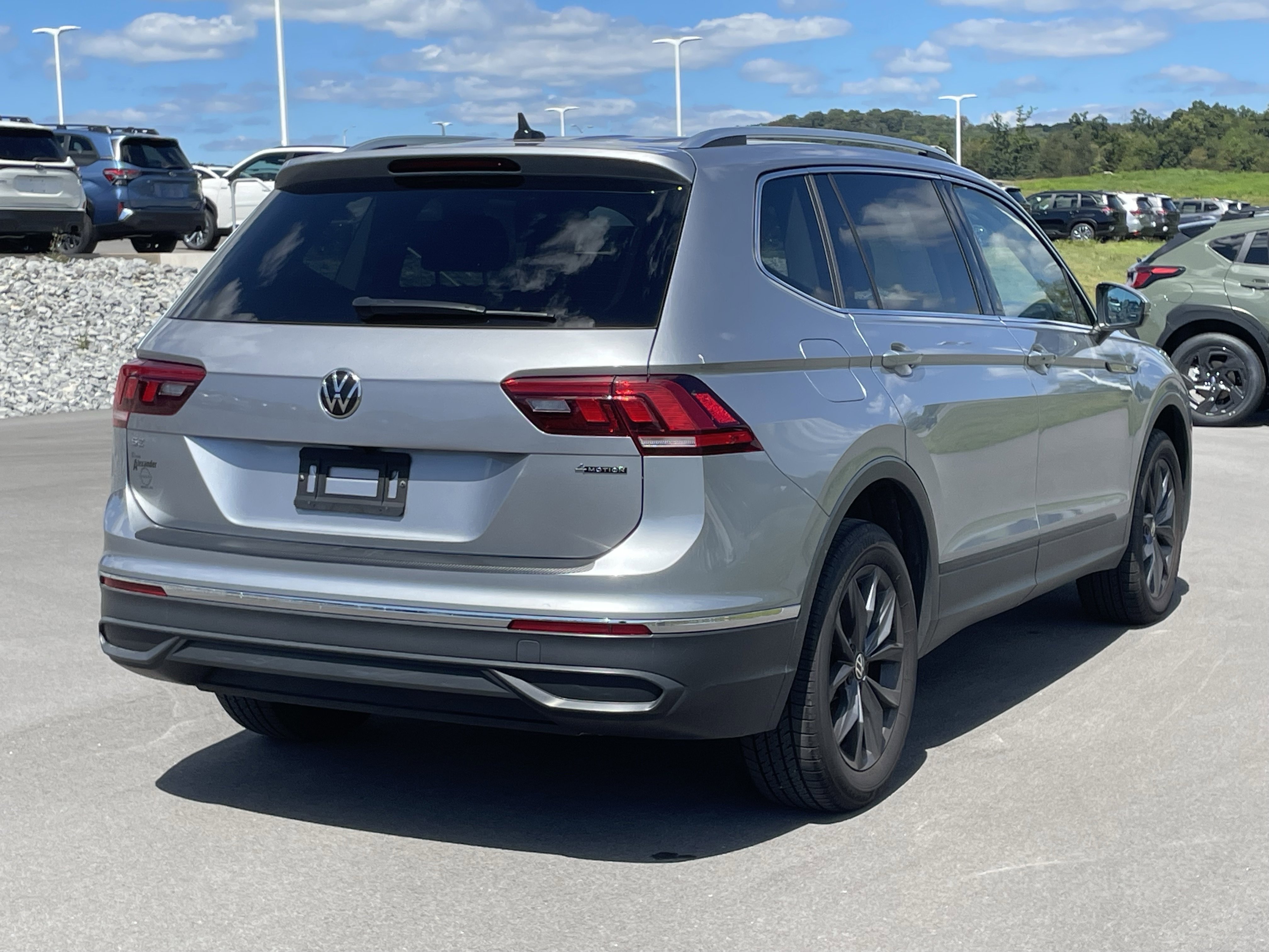 2022 Volkswagen Tiguan SE photo 2