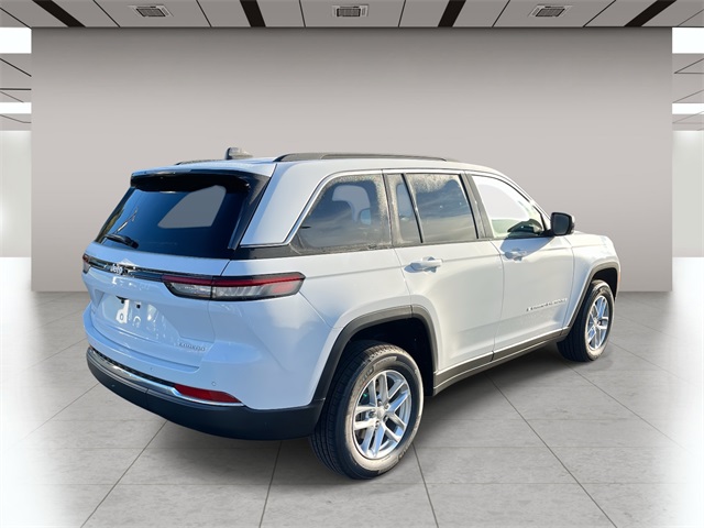2025 Jeep Grand Cherokee Laredo X photo 2