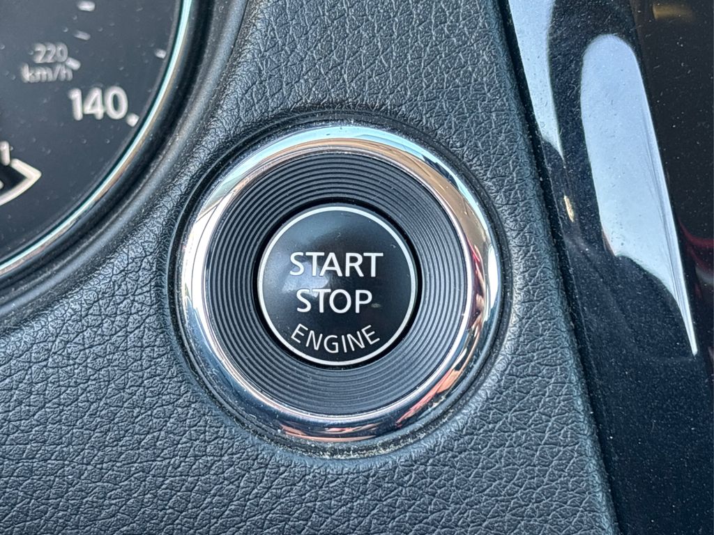 2019 Nissan Rogue SV photo 25