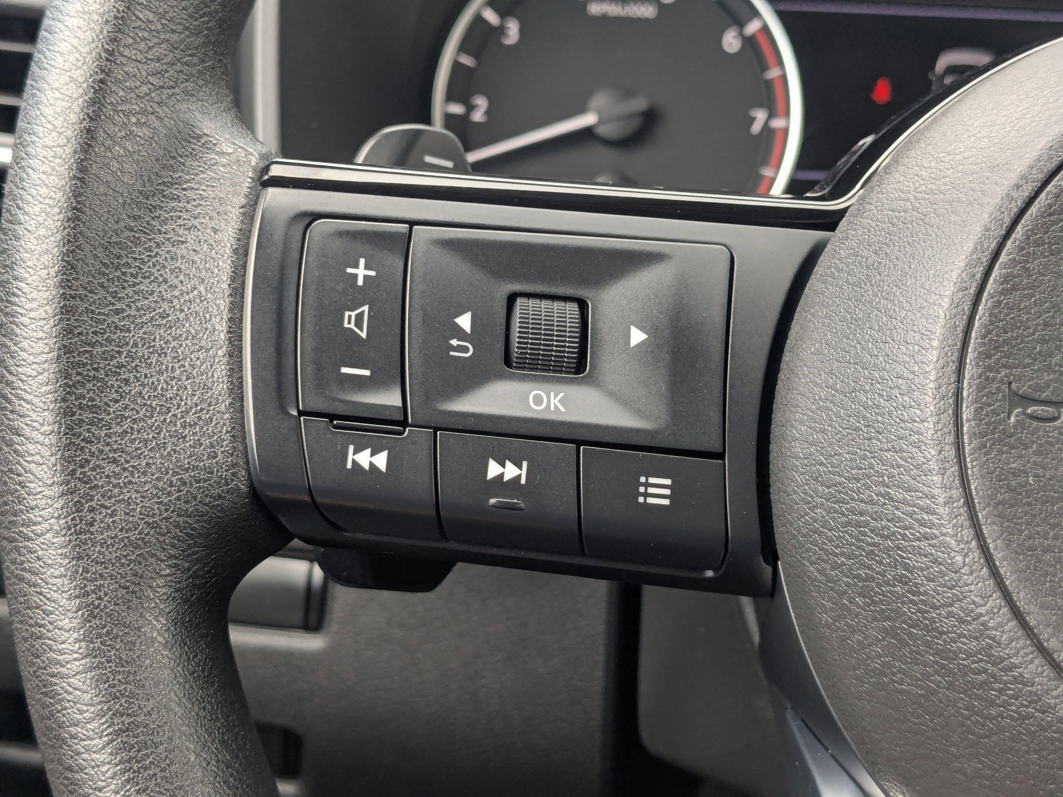 2023 Nissan Rogue SV photo 14