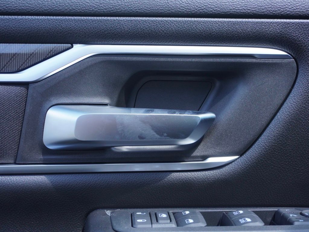 New 2026 Diamond Black Crystal Pearl-Coat Exterior Paint RAM Big Horn Sport Appearance Edition image 11