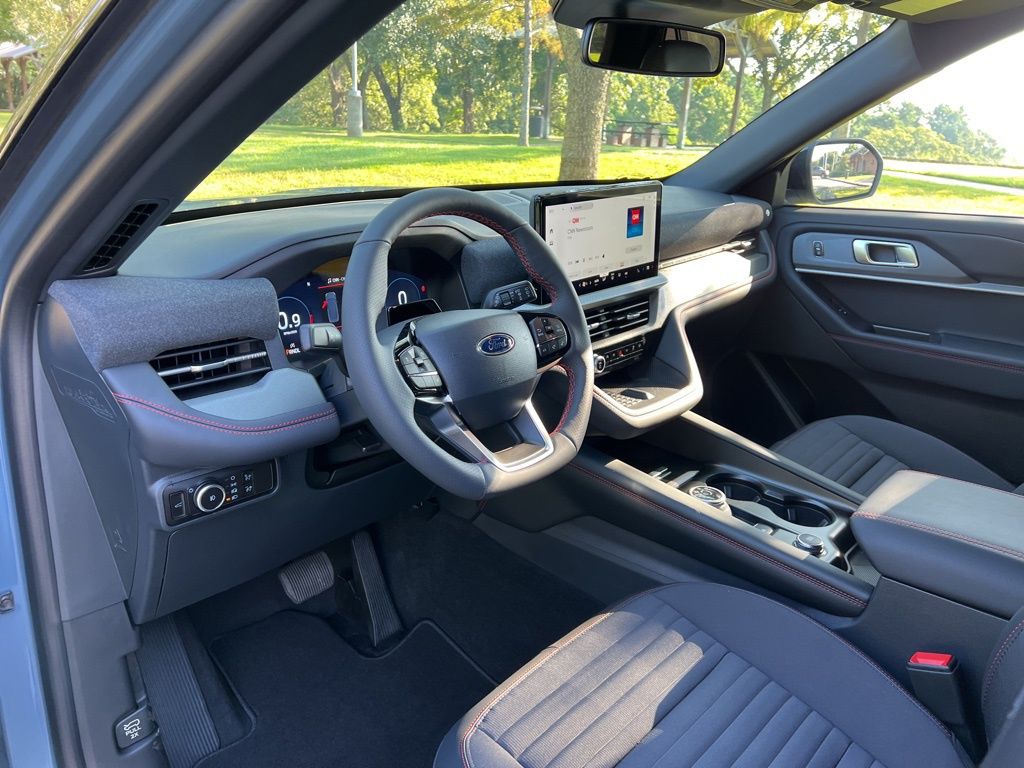 2025 Ford Explorer ST-Line photo 13