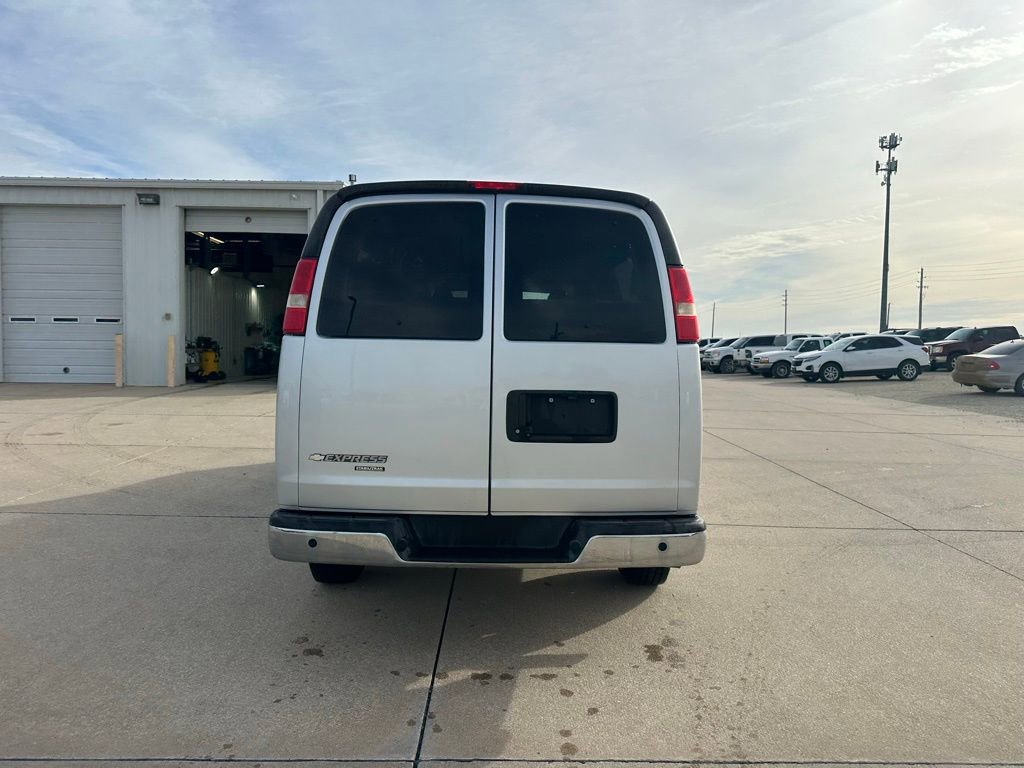 2016 Chevrolet Express Passenger 3500 LT photo 3