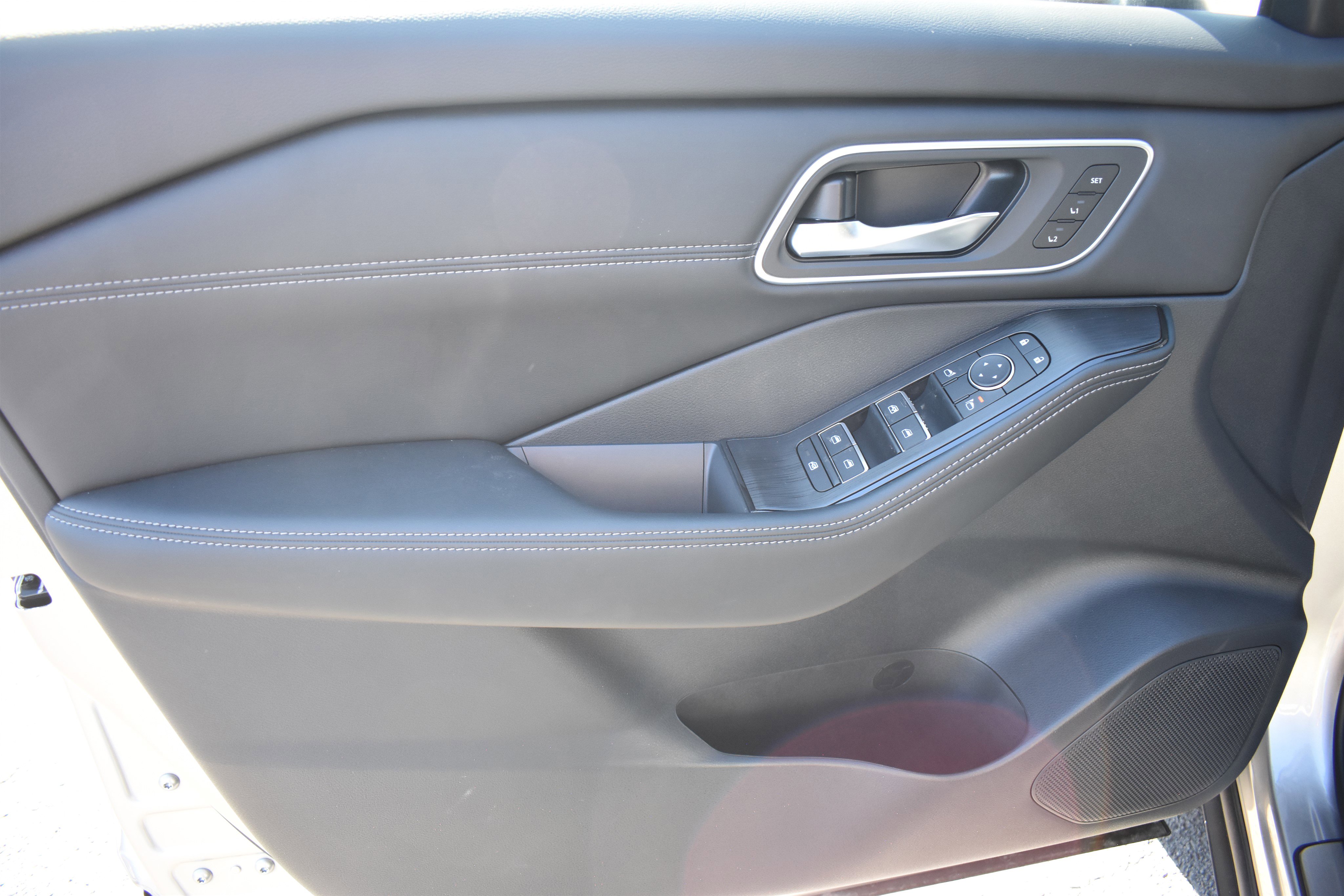 2026 Nissan Rogue Platinum photo 2