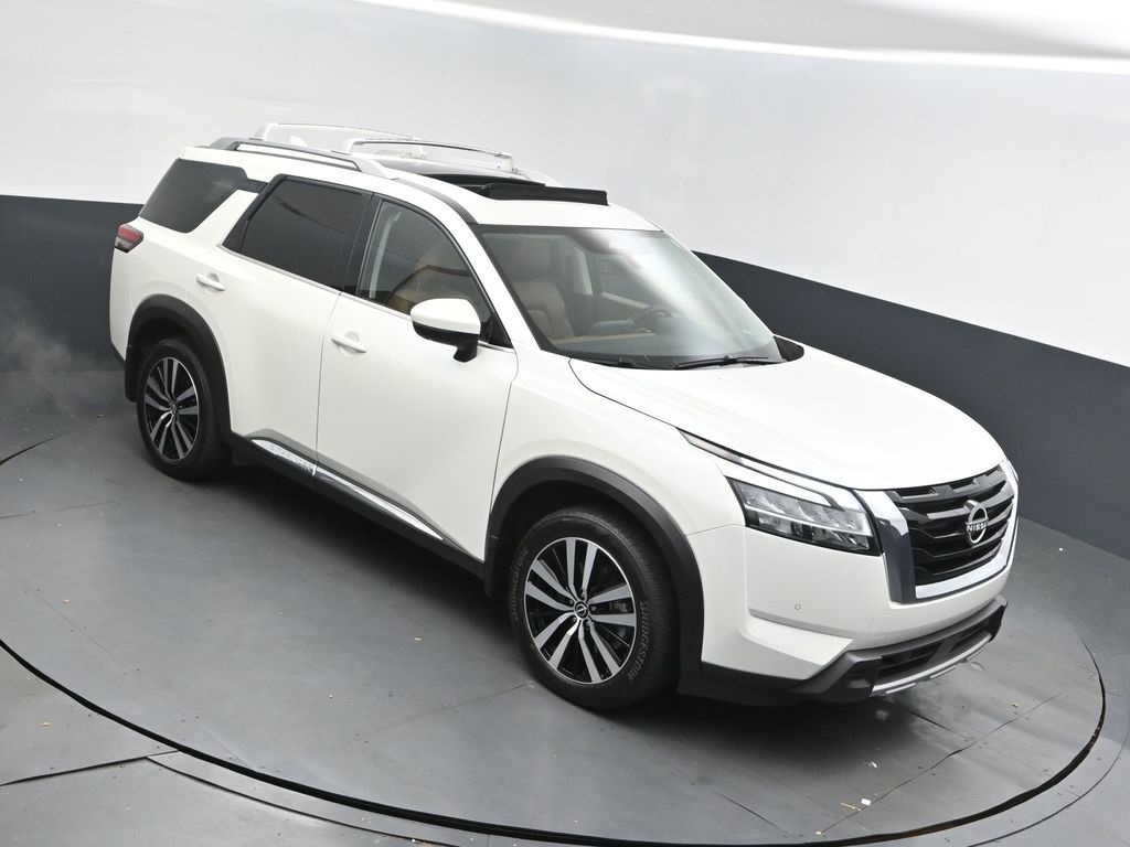 2024 Nissan Pathfinder Platinum's photo