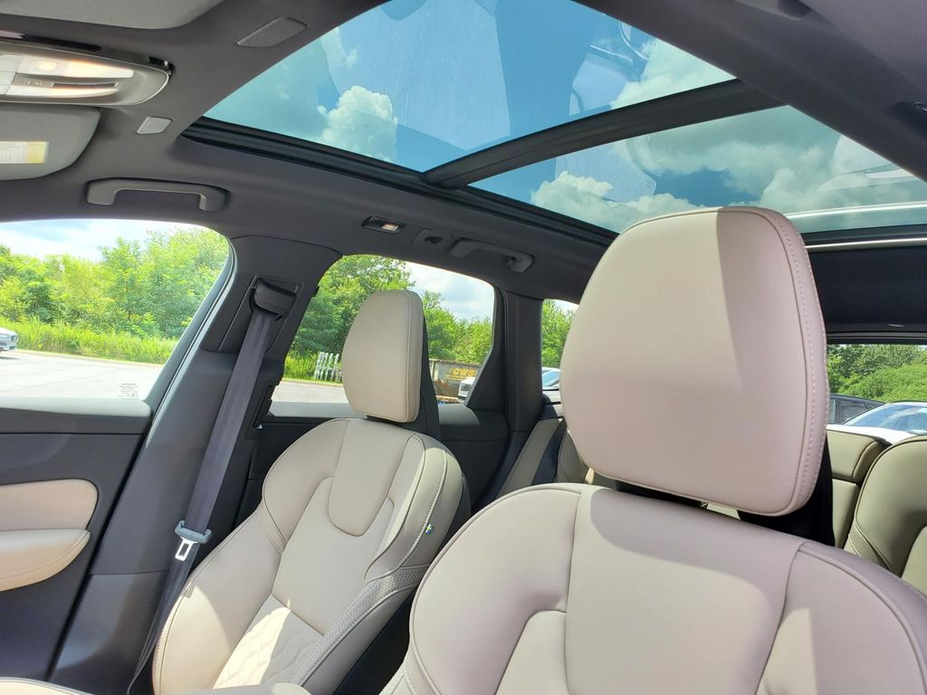 2026 Volvo XC60 B5 Core photo 3