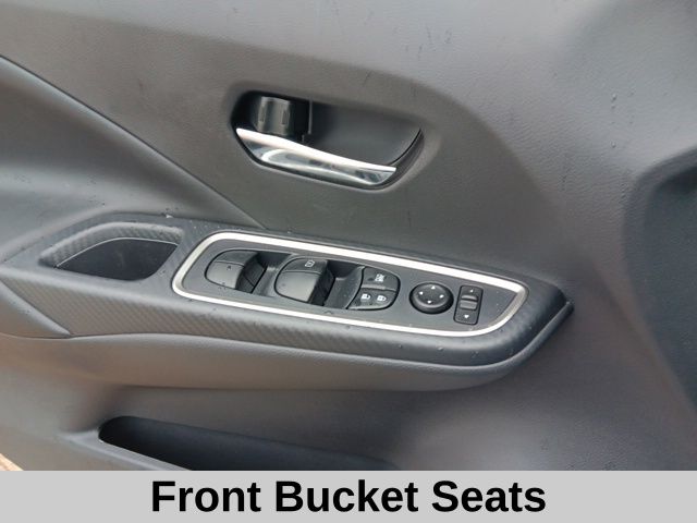 2025 Nissan Versa 1.6 SR photo 7
