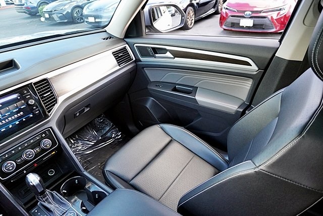 Used 2022 Silver Volkswagen 3.6L V6 SE w/Technology image 21