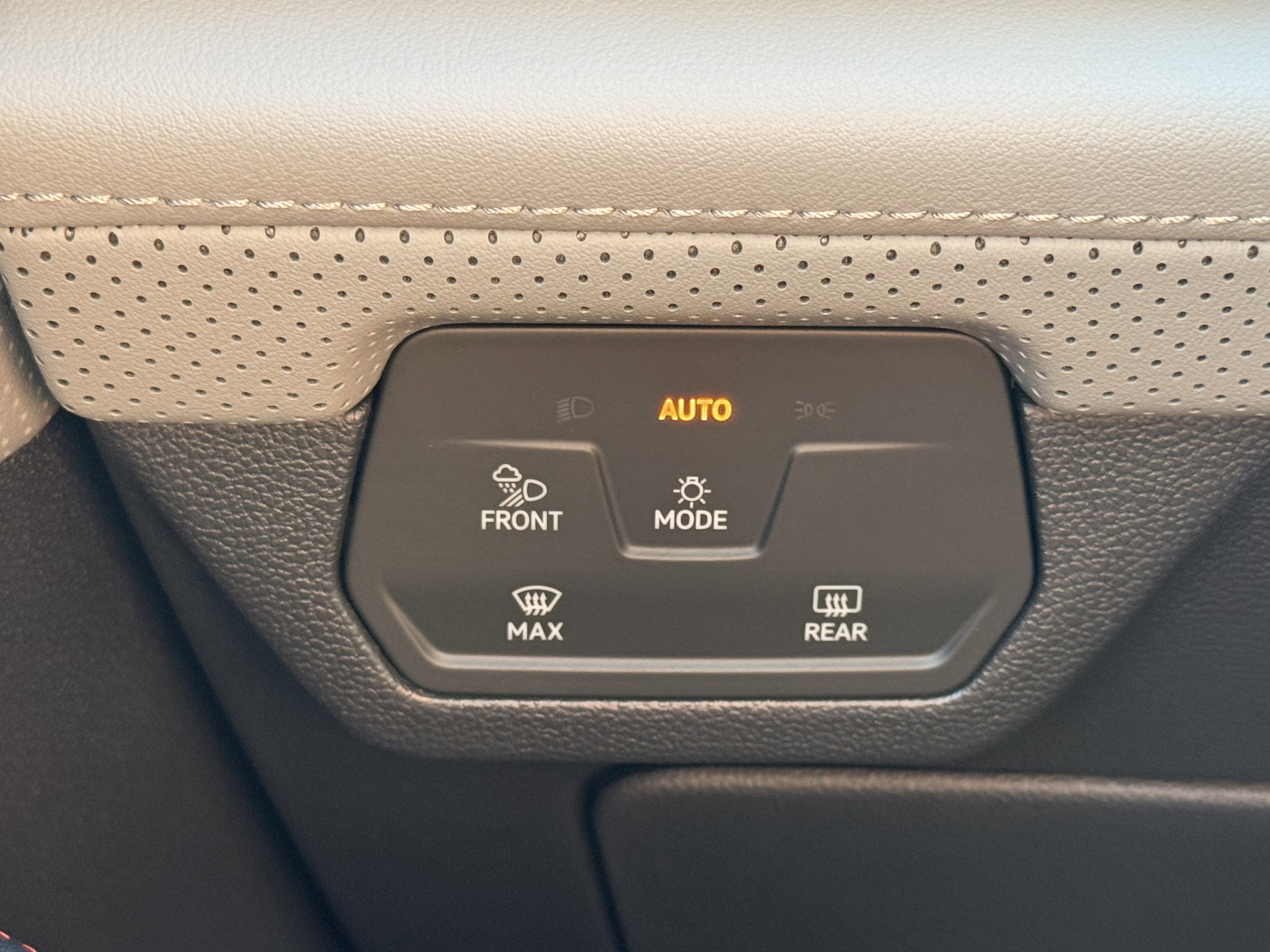 2025 Volkswagen Atlas Peak Edition SE photo 3