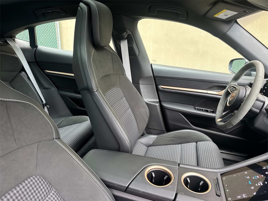 2025 Porsche Taycan 4S photo 16