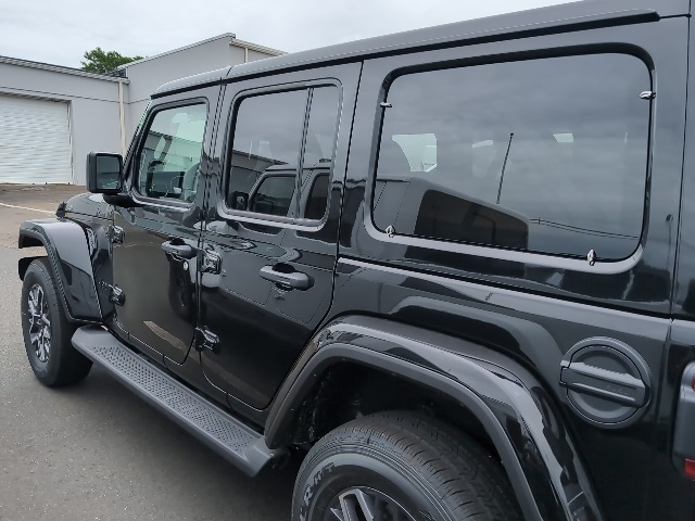 2025 Jeep Wrangler Sahara photo 7