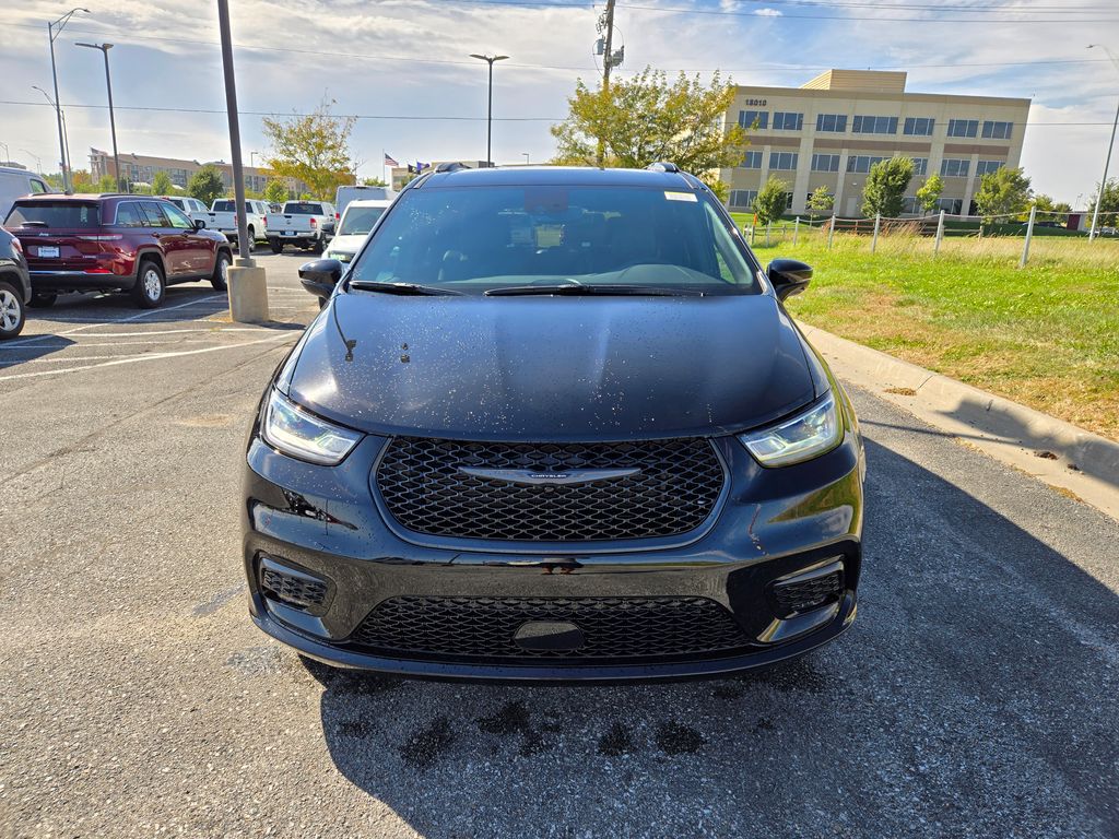 2026 Chrysler Pacifica photo 9