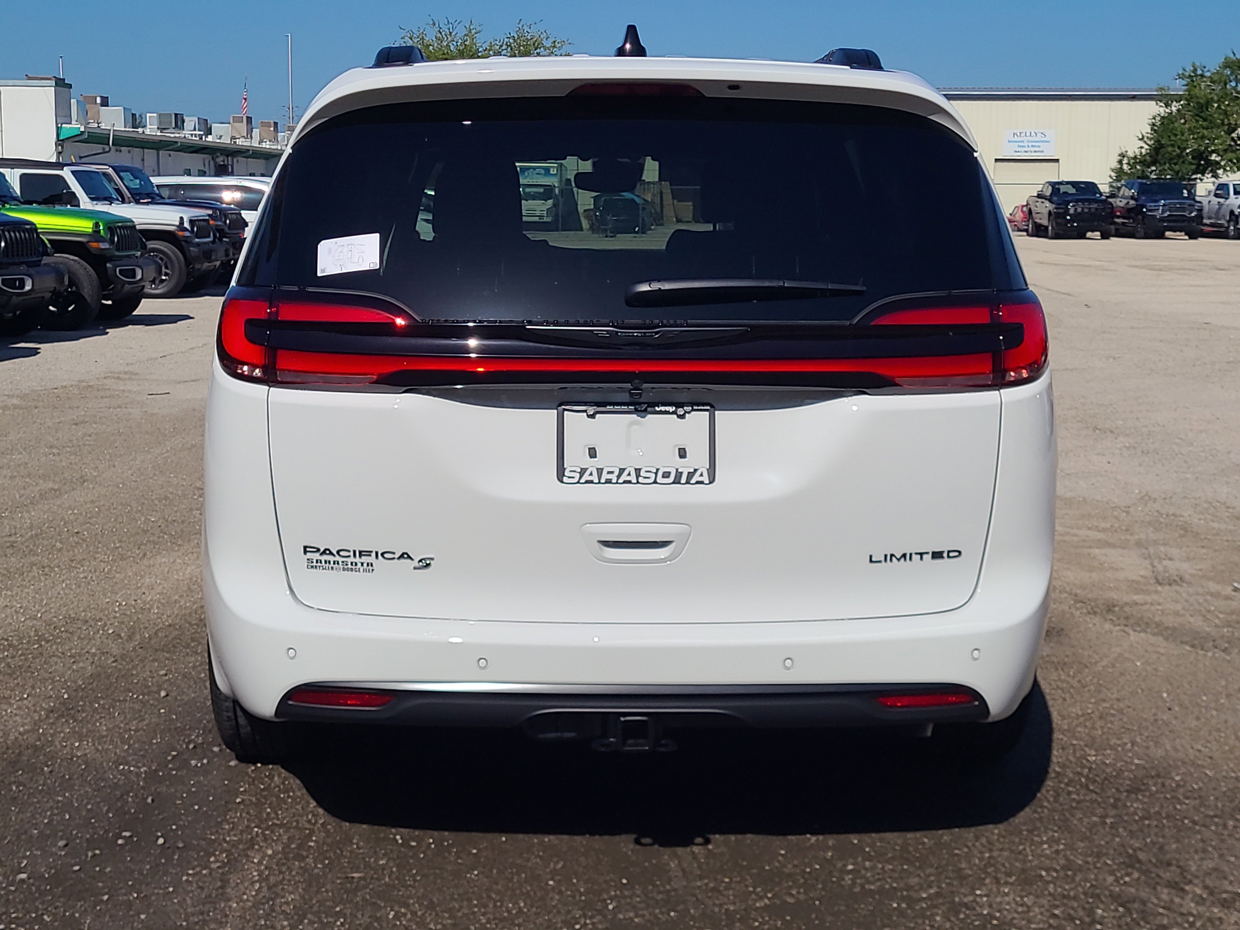2026 Chrysler Pacifica Limited photo 3