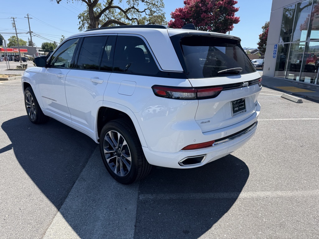 2025 Jeep Grand Cherokee Overland photo 3