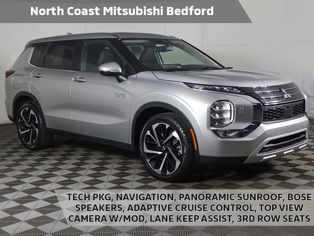 2023 Mitsubishi Outlander Plug-In Hybrid SE's photo