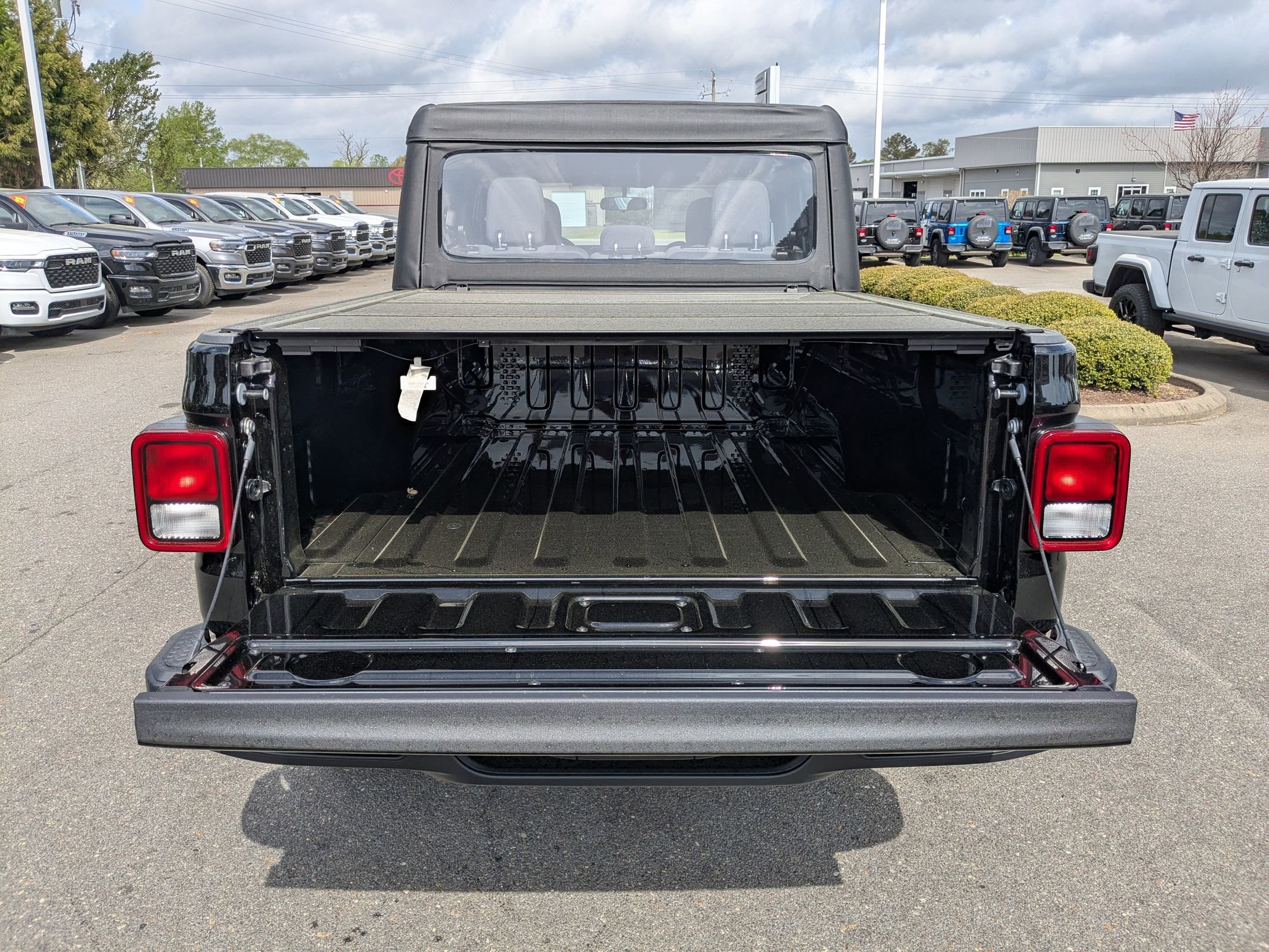 2025 Jeep Gladiator Sport photo 25