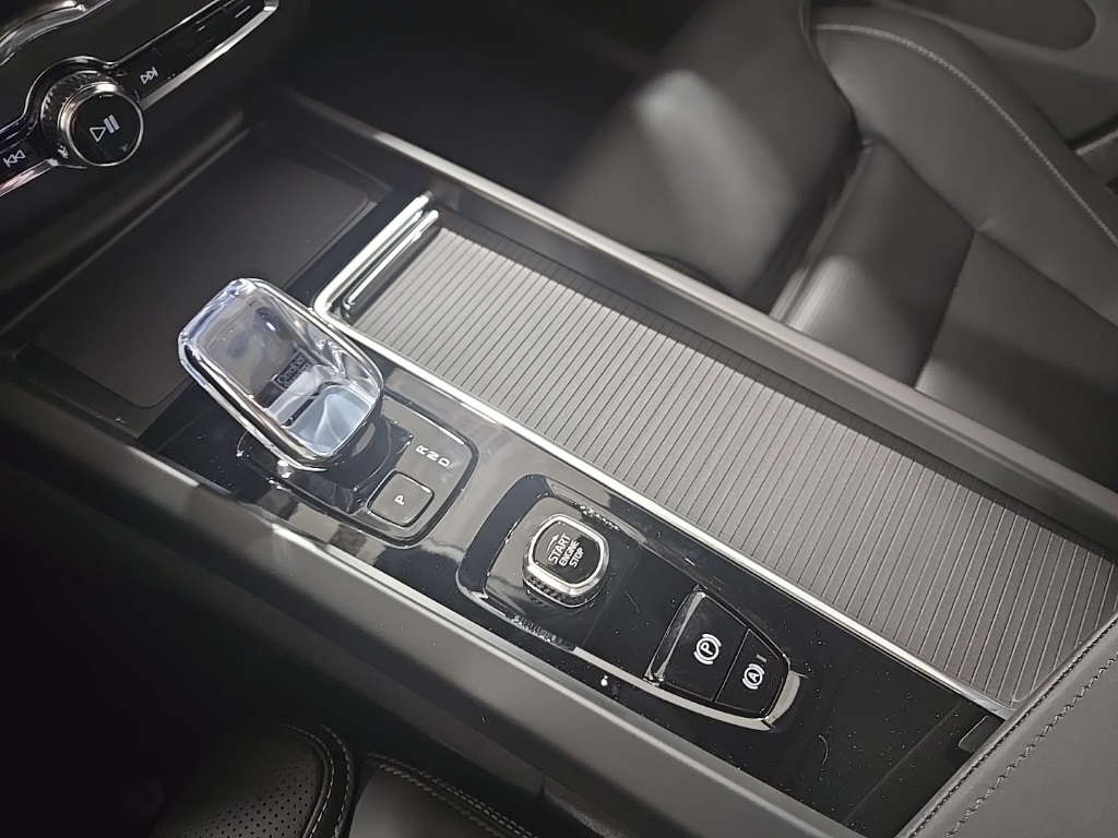 2026 Volvo XC60 B5 Black Edition photo 11
