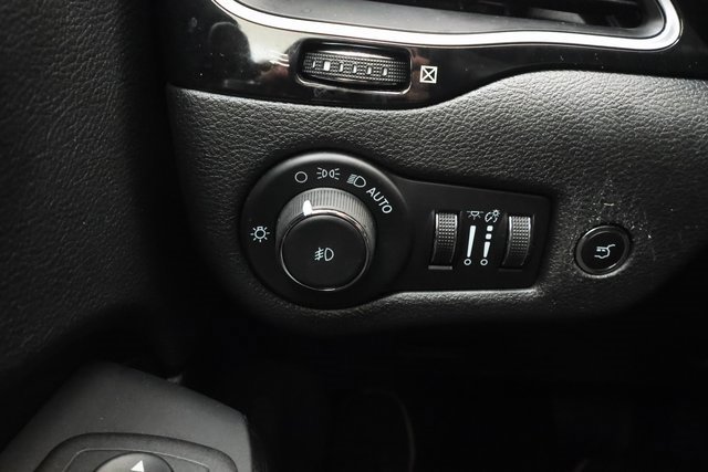 2023 Jeep Cherokee Altitude Lux photo 16