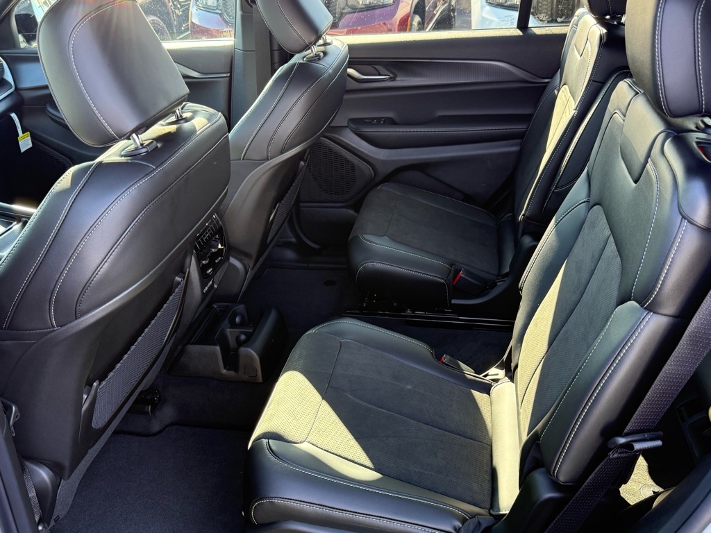 2025 Jeep Grand Cherokee Altitude photo 3