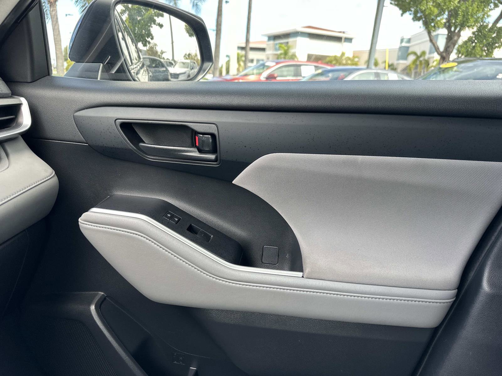 2022 Toyota Highlander LE photo 20