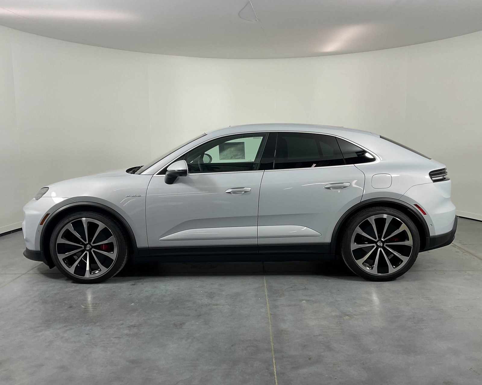 2025 Porsche Macan Electric photo 2