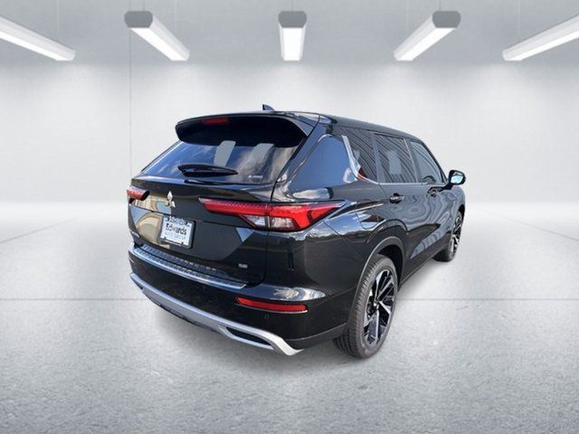 2024 Mitsubishi Outlander photo 3