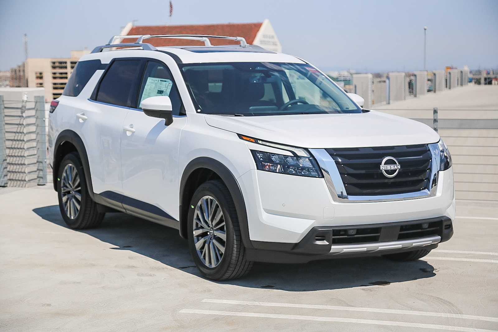 2025 Nissan Pathfinder SL photo 3