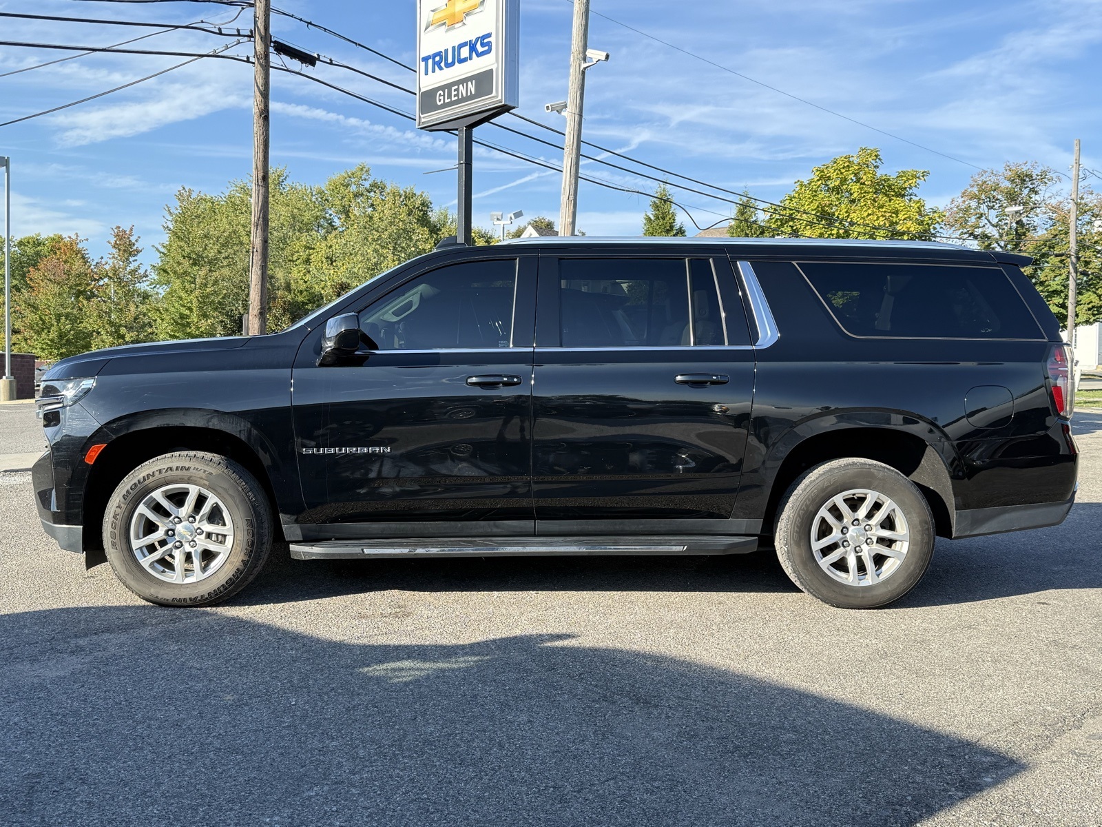 2021 Chevrolet Suburban LT photo 3