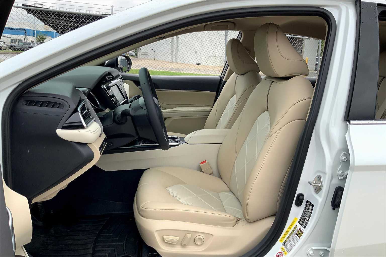 2018 Toyota Camry Hybrid XLE photo 7