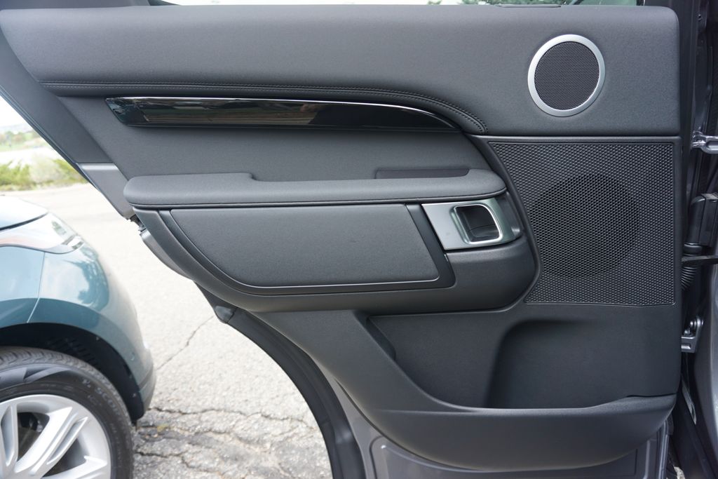 2025 Land Rover Discovery S photo 28
