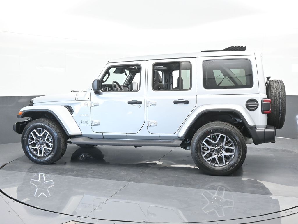 2024 Jeep Wrangler Sahara photo 3