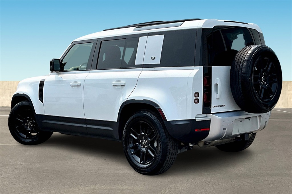 2024 Land Rover Defender 110 S photo 2