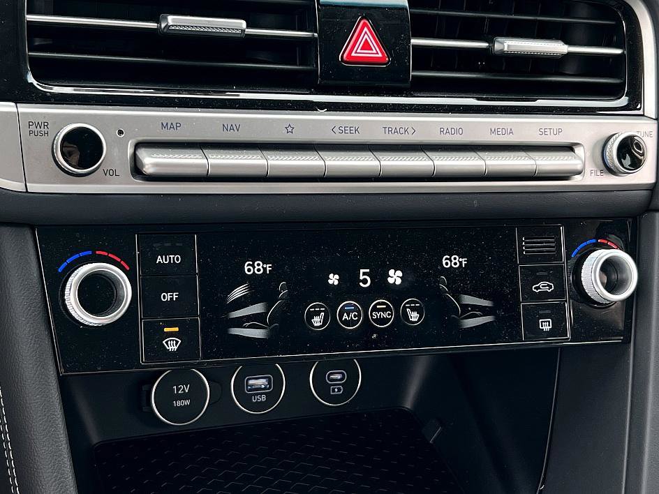 2025 Genesis G70 2.5T photo 13