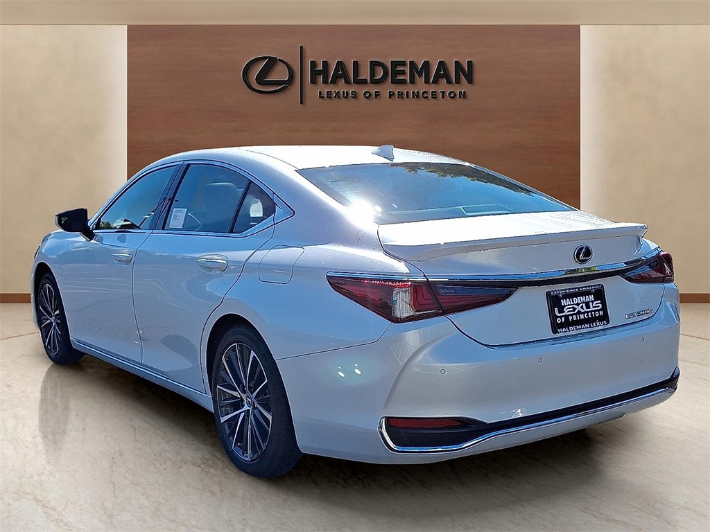 2025 Lexus ES 300h photo 3