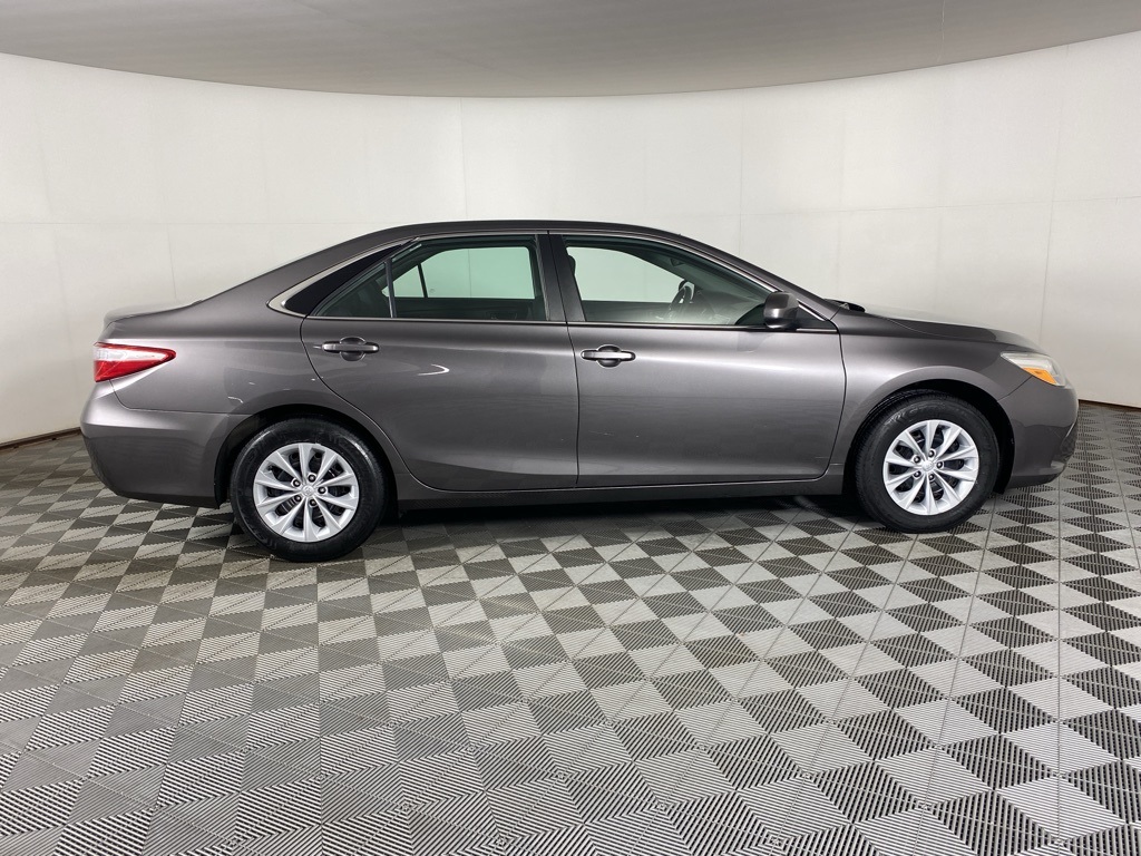 2016 Toyota Camry LE photo 11
