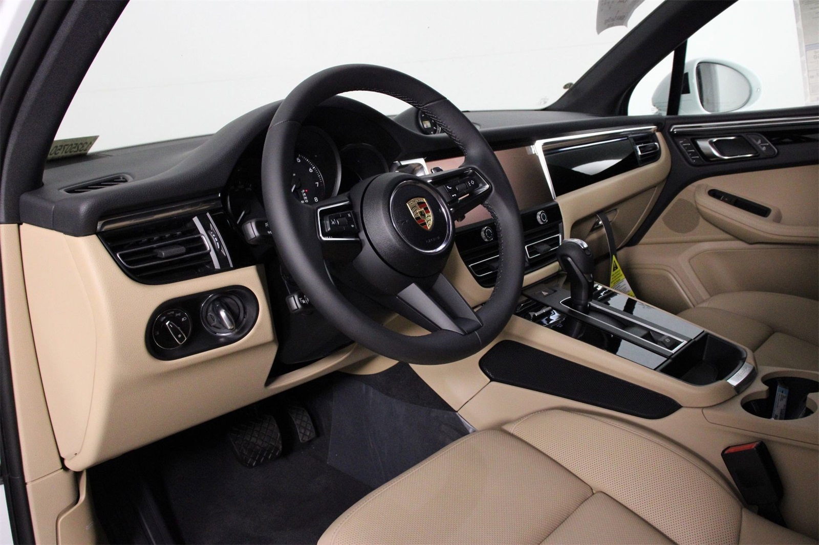2025 Porsche Macan T photo 4