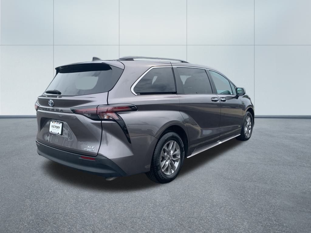 2024 Toyota Sienna XLE photo 3