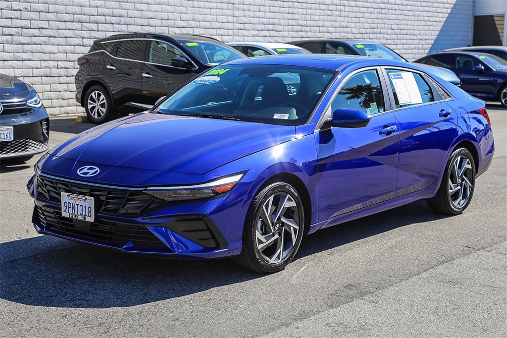 2024 Hyundai Elantra SEL photo 3