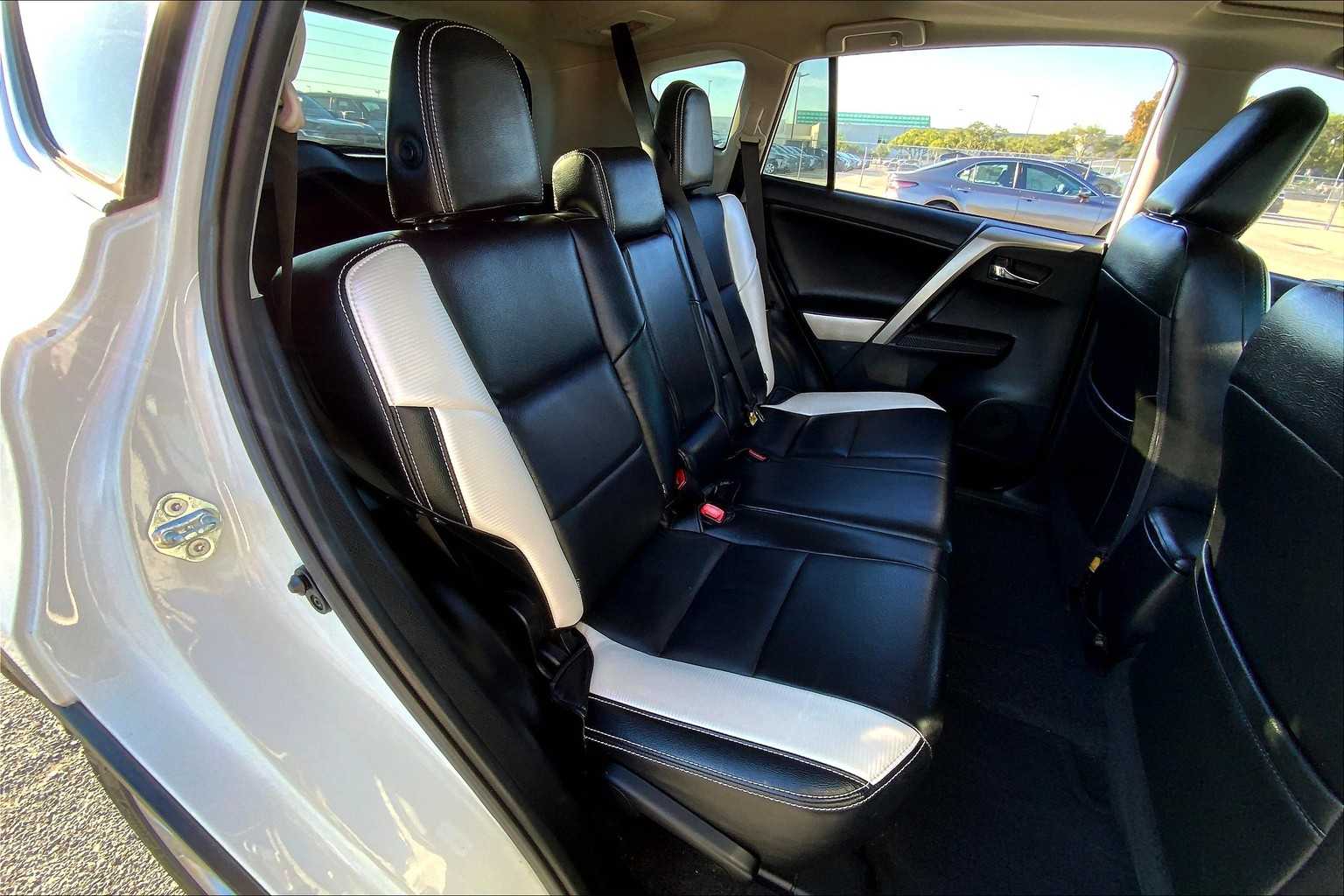 2015 Toyota RAV4 XLE photo 17