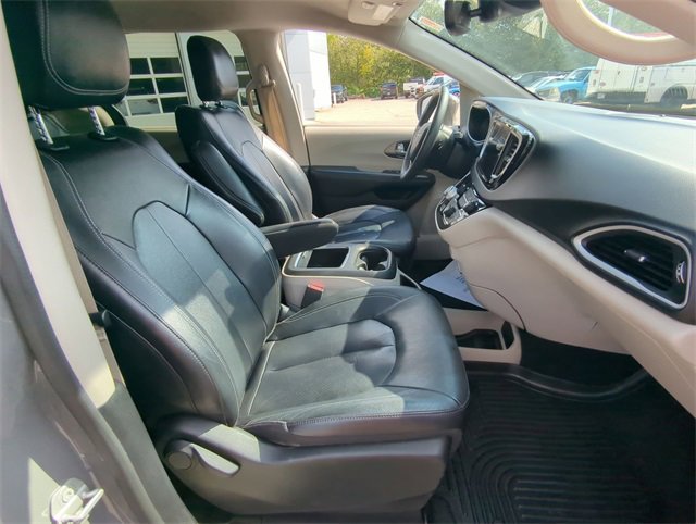 2022 Chrysler Pacifica Touring L photo 17