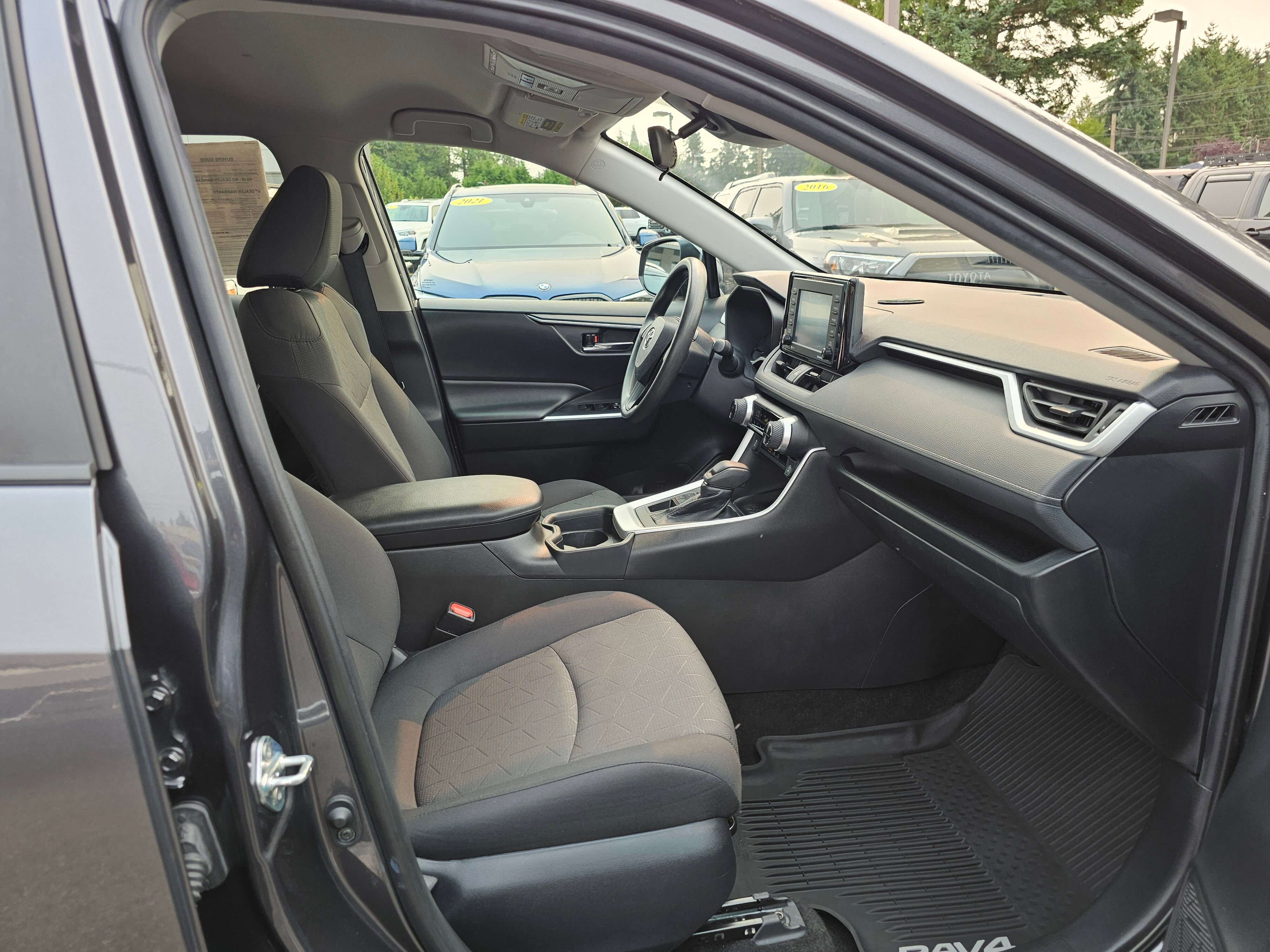 2020 Toyota RAV4 XLE photo 2